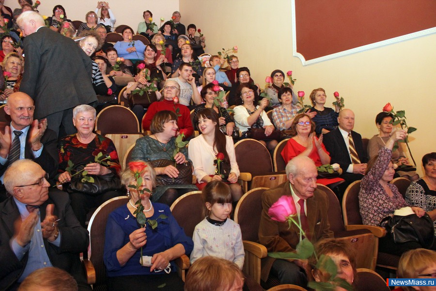  ,      .   8     ""   " "