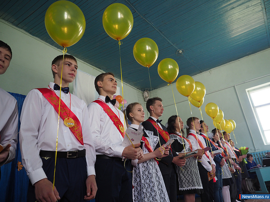 Торжественный последний звонок в начальной школе. Звучит торжественно последний наш звонок.