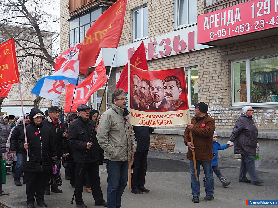 День седьмого ноября красный картинки. Транспарант на 7 ноября. 7 Ноября фото. Фото с праздником 7 ноября. Фото с 7 ноября днем Октябрьской революции.