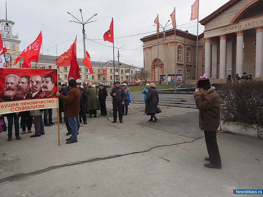 Города 7 ноября. Транспарант на 7 ноября. Трансоранты на 7 ноября. 7 Ноября праздник Екатеринбург. Городок 7 ноября.