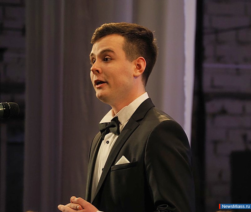 Щенки группа плакат. Солист группы щенки. Выступление солиста щенки. Щенки группа. Щенки группа максим тесли.