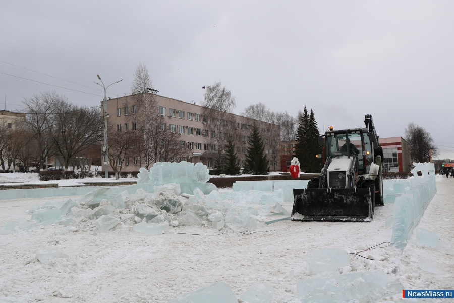 Зима разбор. Ледовый городок село Миасское.