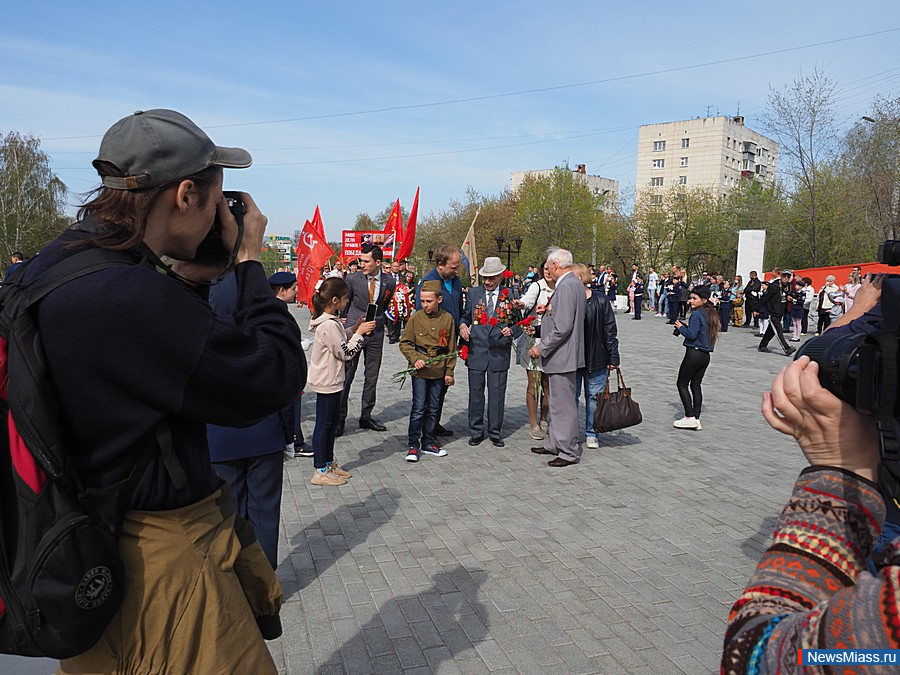 В память миасс. 9 Мая 2016 Миасс день Победы фото. День Победы в Миассе 2019 годах. Новости Миасса сегодня мемориал.