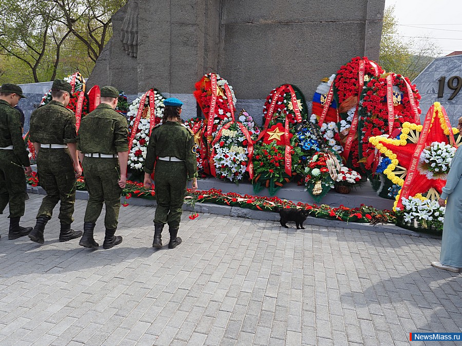 В память миасс. Верхняя Пышма возложение венков мемориал вчера. Возложение венков Миасс чеченским войнам. Фото возложение венков 9 мая 2010 год Миасс.