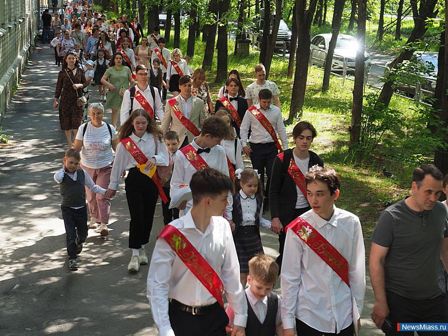 Миасс 14. Последний звонок в лицее. Школа 14 Миасс. Зазвенел последний звонок в школе. Школа 23 Миасс.