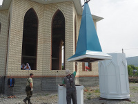 Минарет и полумесяц установили над мечетью в Миассе