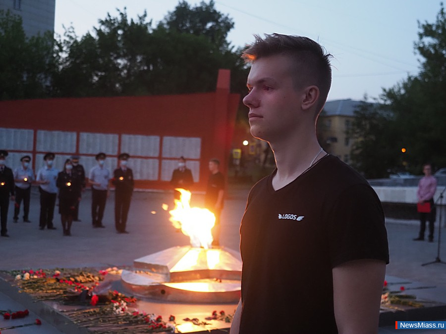 В память миасс. Вахта памяти у вечного огня Вологда. Вечная память Миасс. Миасская школа 1 вечный огонь фотографии.