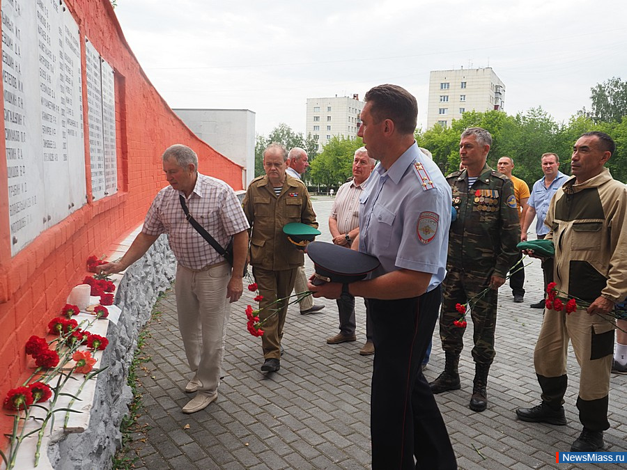 В память миасс. Мемориал Миасс в память. Фотография на ветерана боевых действий. В память Миасс сегодня.