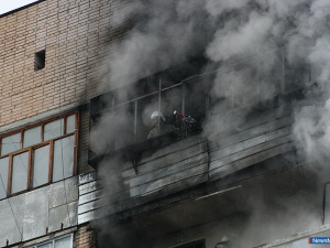 Пять пожарных машин стянулись к общежитию Миасса