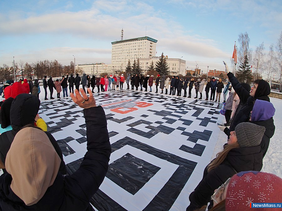   ""      QR-  !.     ,        ""