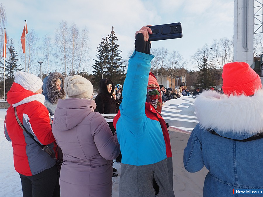   ""      QR-  !.     ,        ""