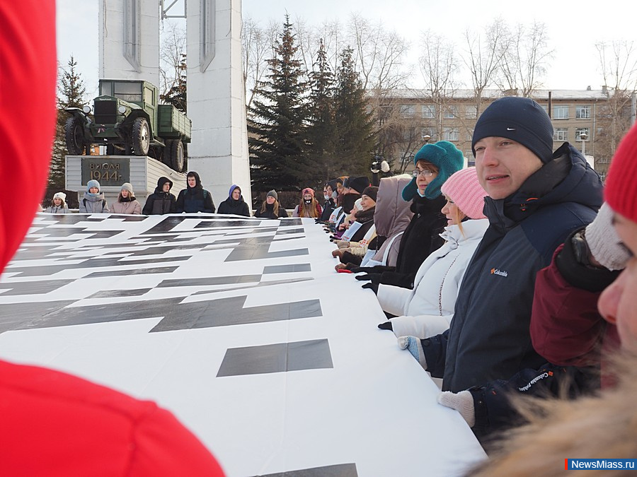   ""      QR-  !.     ,        ""