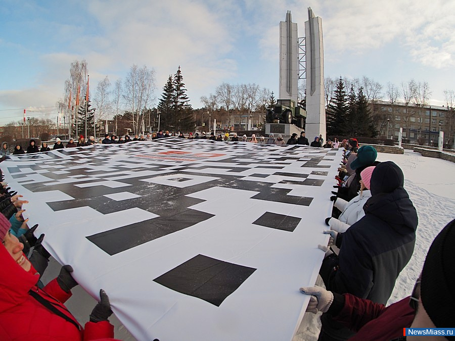   ""      QR-  !.     ,        ""