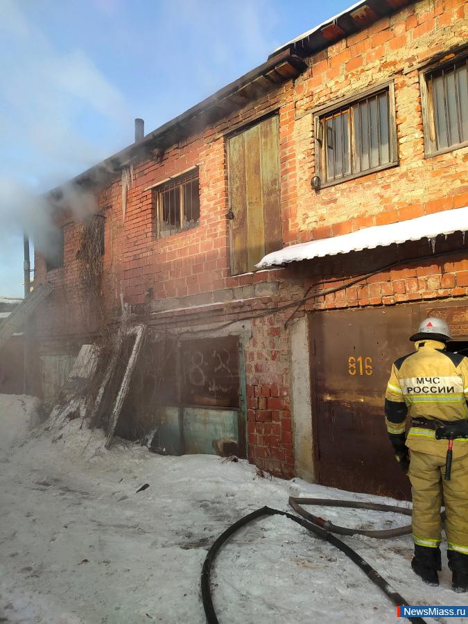 Пожарные Миасса ликвидировали возгорание в гараже. Причиной возгорания могло стать нарушение правил использования и эксплуатации электрооборудования