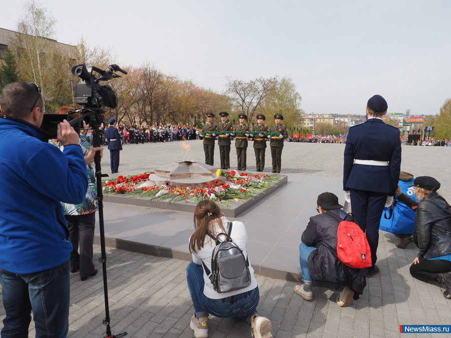 В память миасс. Картинка минута молчания на 9 мая. Возложение венков Миасс чеченским войнам. Парк день Победы Миассе. 9 Мая Миасс фото.