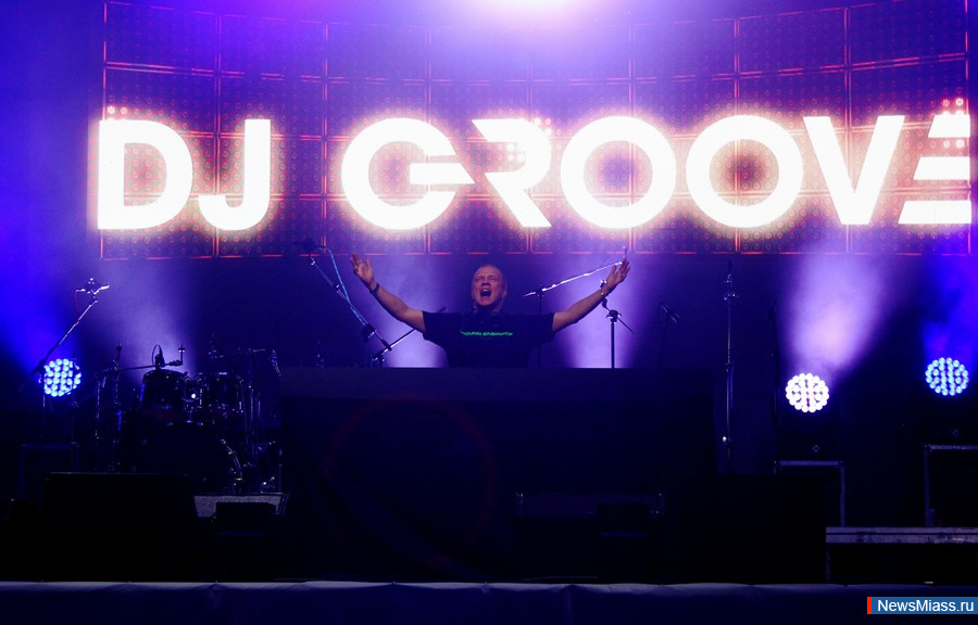      .           ,    DJ Groove