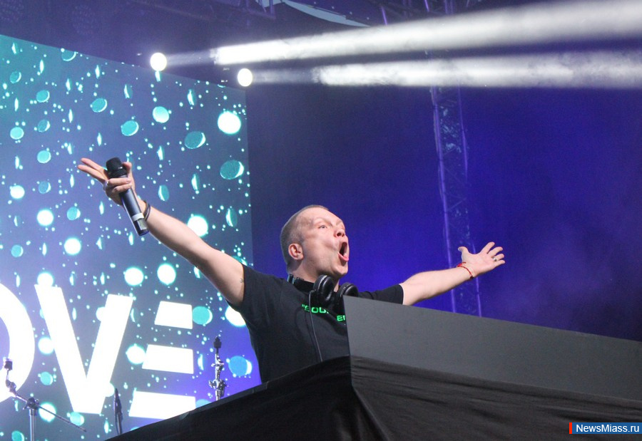      .           ,    DJ Groove