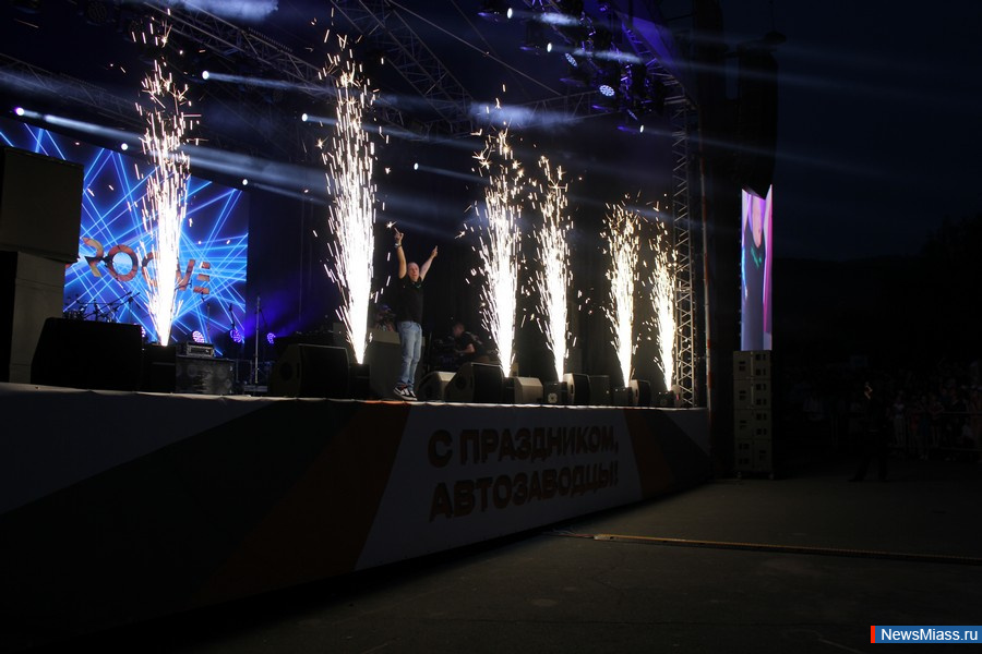      .           ,    DJ Groove