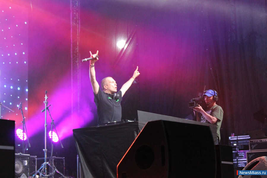      .           ,    DJ Groove