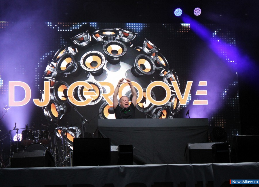      .           ,    DJ Groove