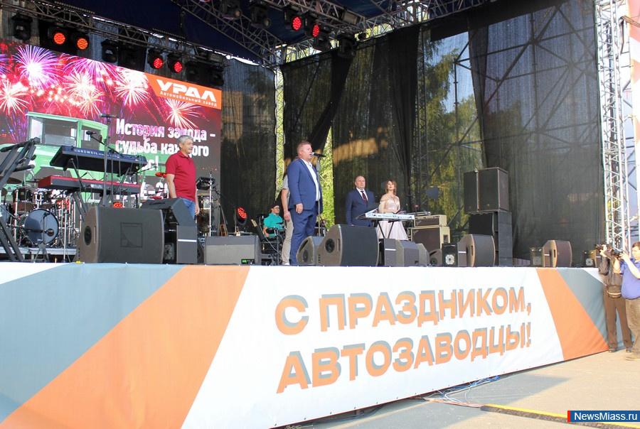      .           ,    DJ Groove