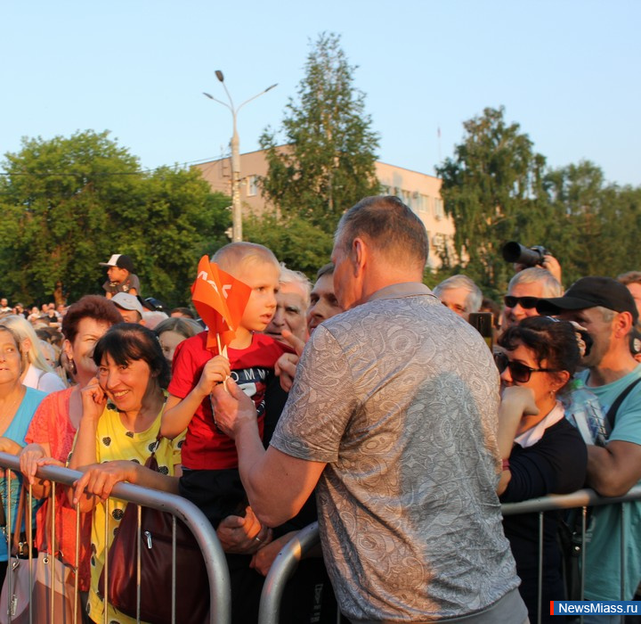      .           ,    DJ Groove