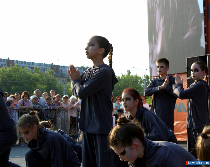      .           ,    DJ Groove