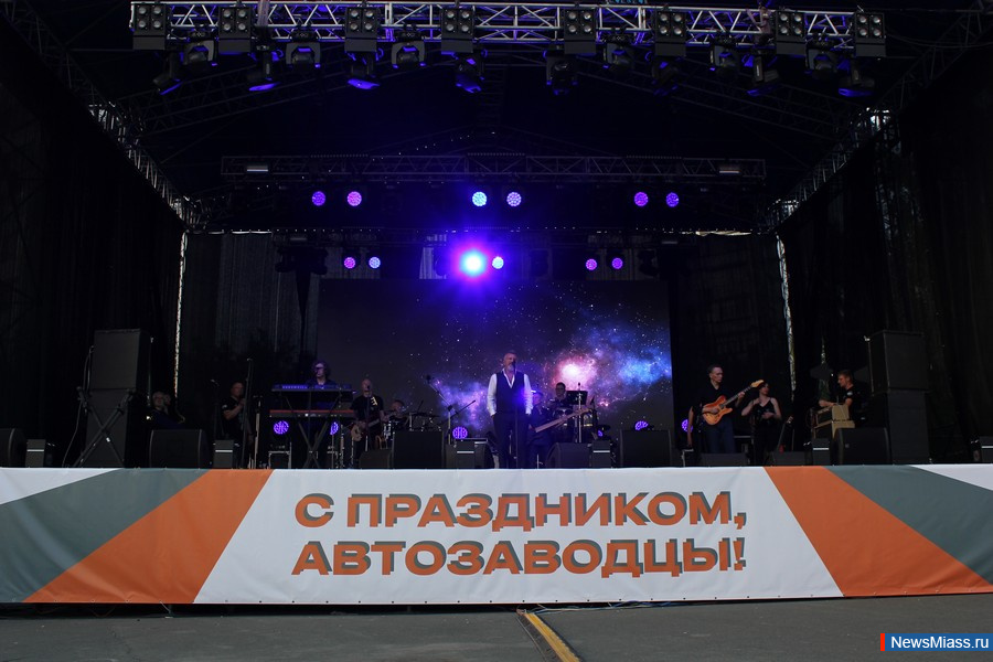      .           ,    DJ Groove