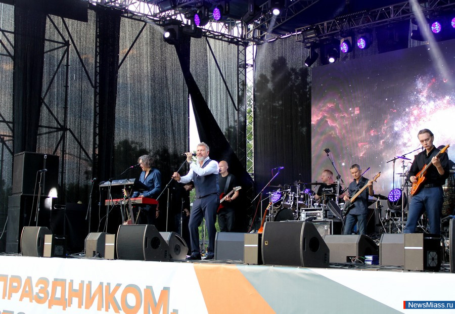      .           ,    DJ Groove