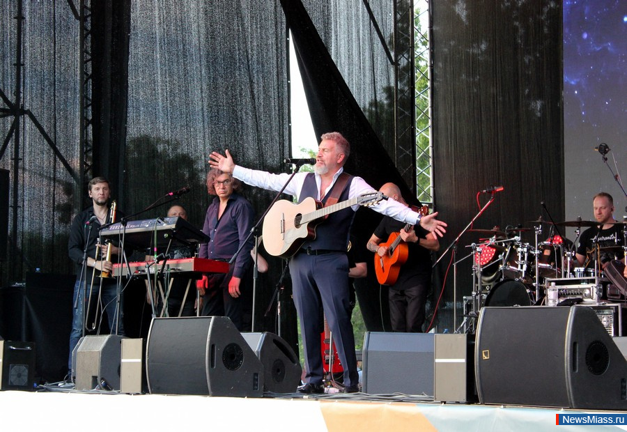      .           ,    DJ Groove