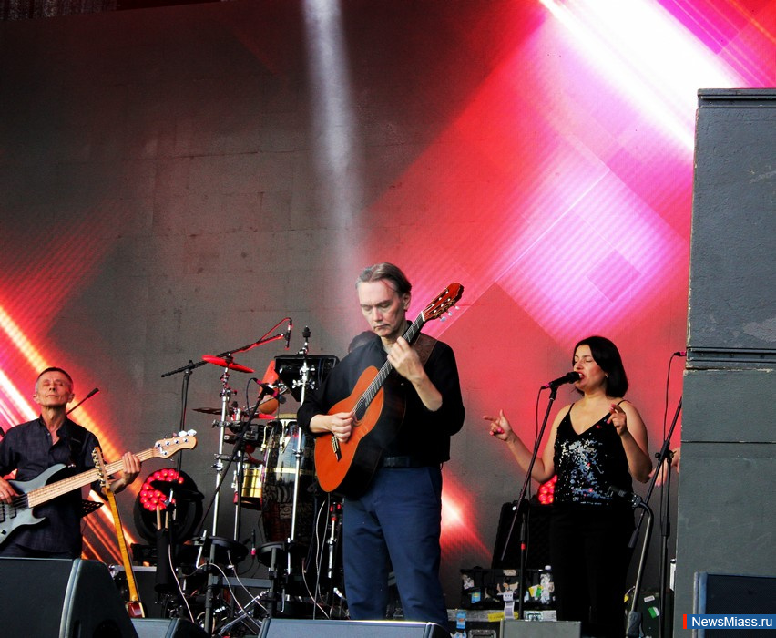      .           ,    DJ Groove