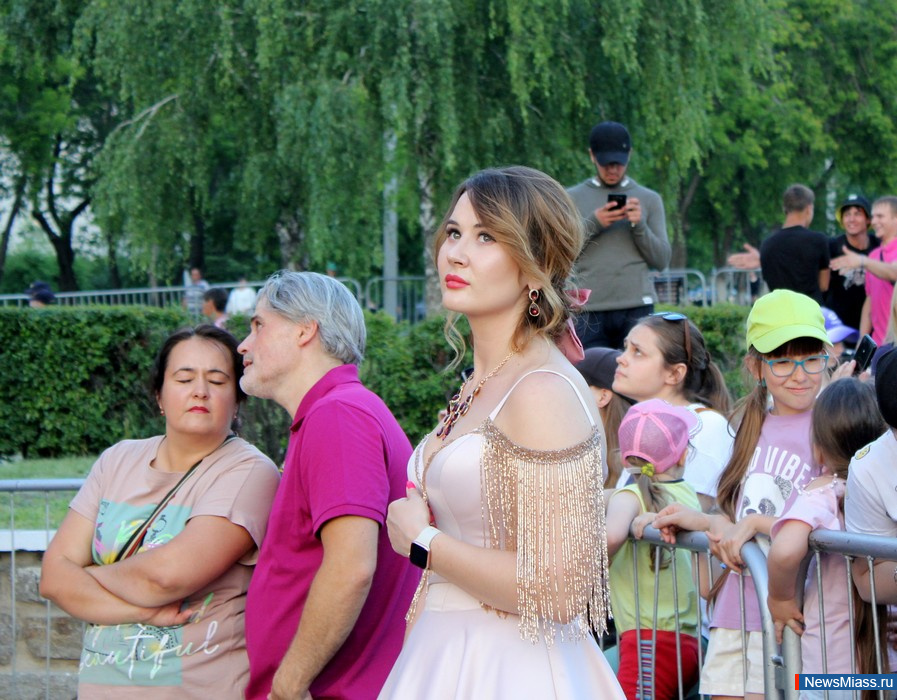      .           ,    DJ Groove