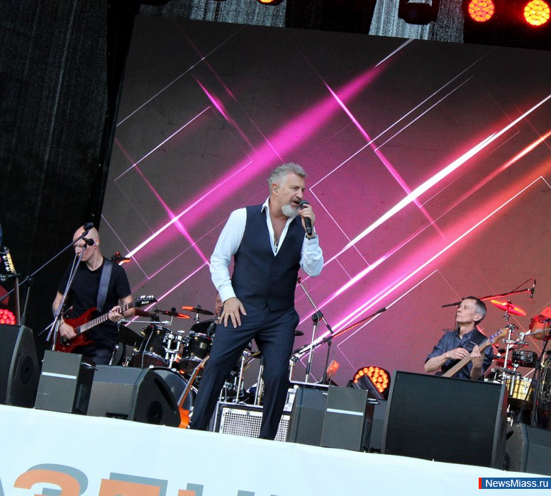      .           ,    DJ Groove