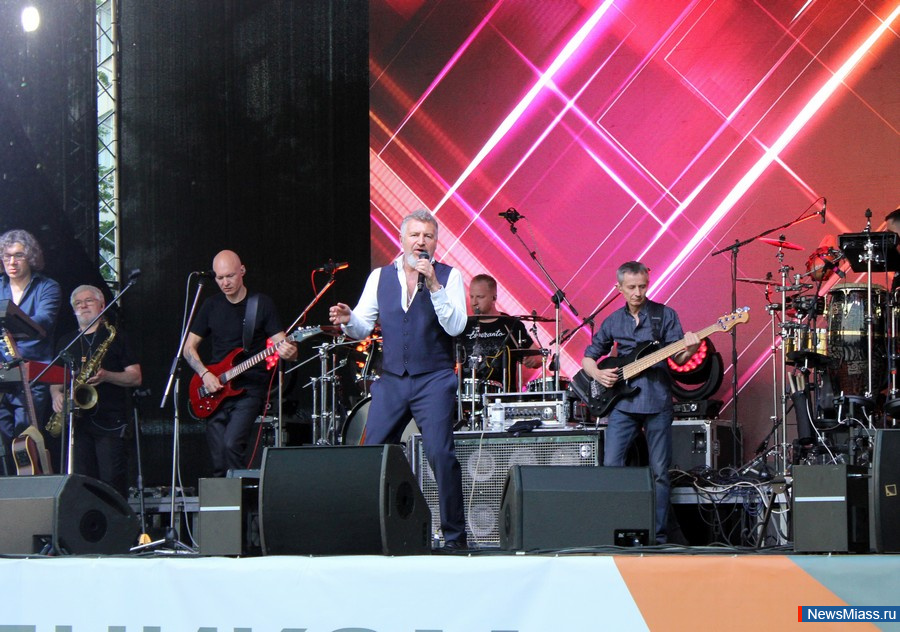      .           ,    DJ Groove