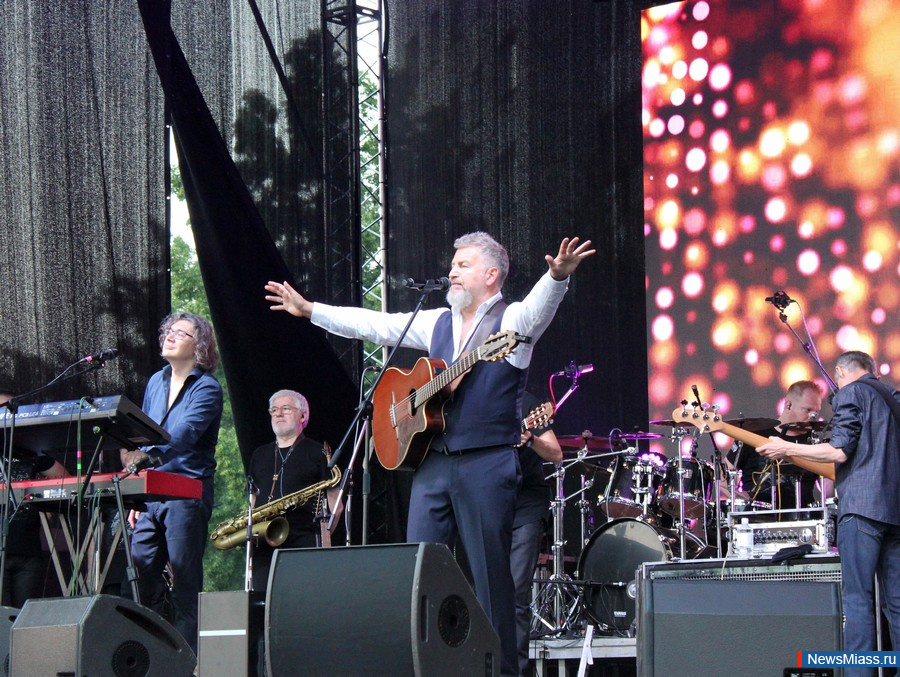      .           ,    DJ Groove