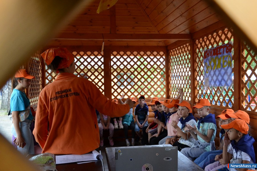 Волонтёры рассказали о безопасности детям в лагере под Миассом. В лагере на озере Еланчик провели занятия добровольцы проекта "Академия безопасности"
