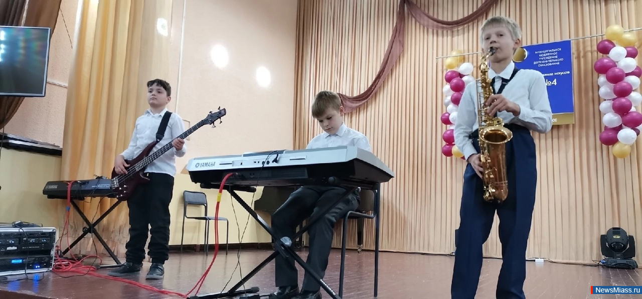 Юные артисты Миасса подарили концерт детям из Донбасса. Детская школа искусств № 4 пригласила отдыхающих в Миассе детей из Донбасса на концерт