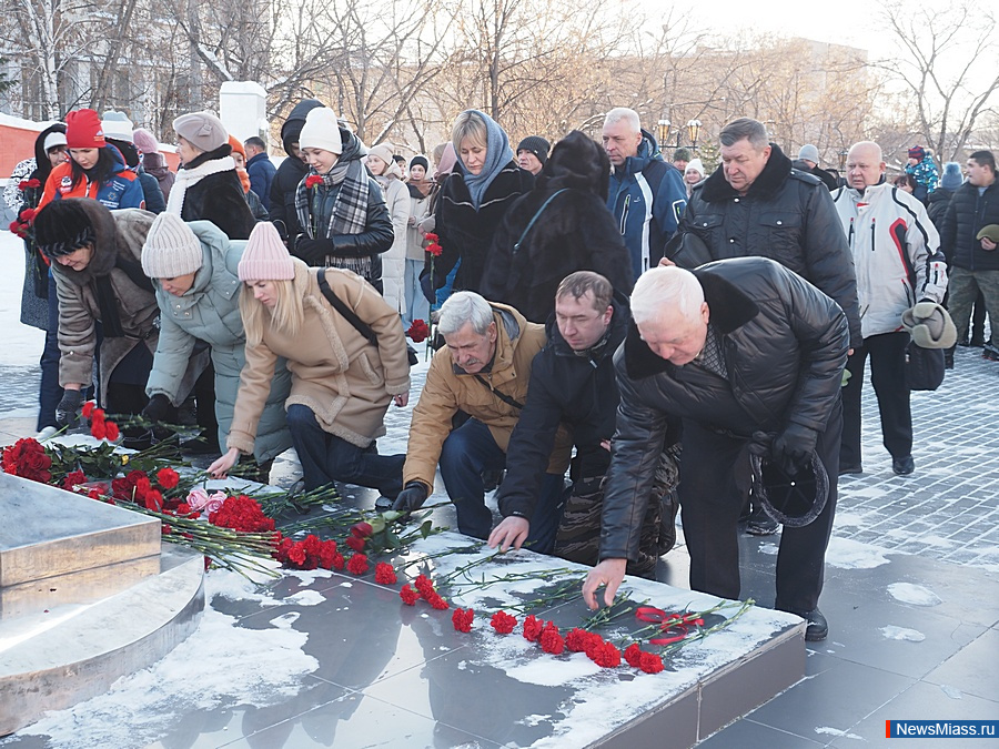 Память миасс вк. В память Миасс мемориал автозавод прощание. Инцидент Миасс в память. День героев Отечества Миасс. В память Миасс в контакте.