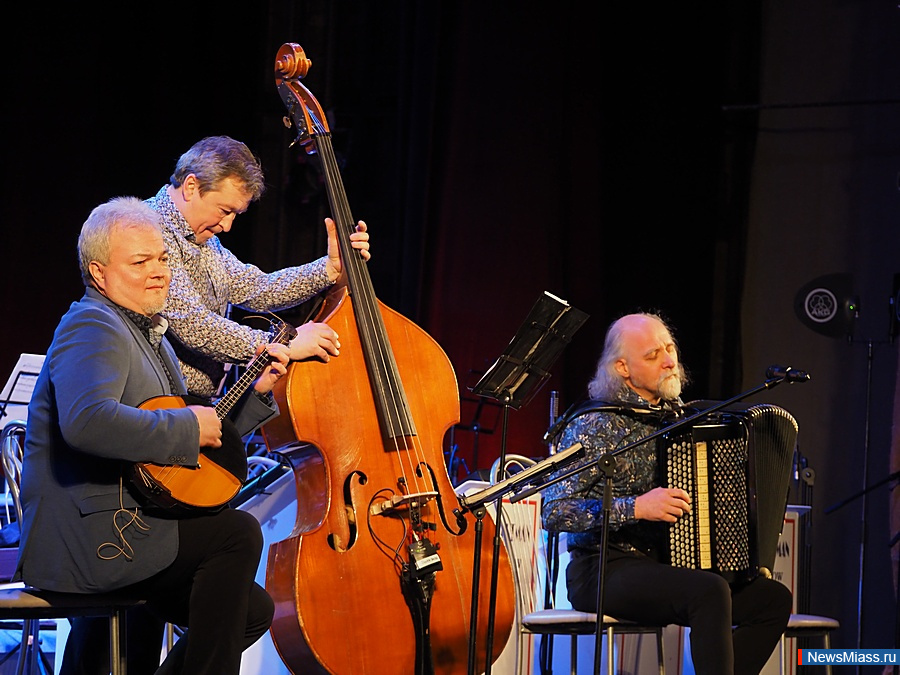 � ������ �������� ��������� ������� ����� ������ � ���������. � ������ ������ ��������� ������������ ����� � ������ ��������