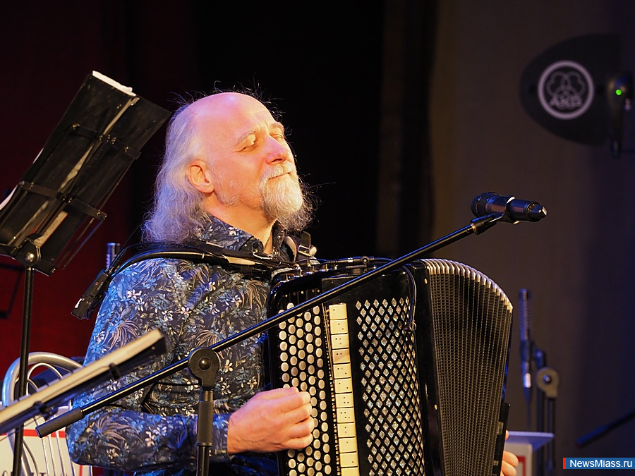 � ������ �������� ��������� ������� ����� ������ � ���������. � ������ ������ ��������� ������������ ����� � ������ ��������