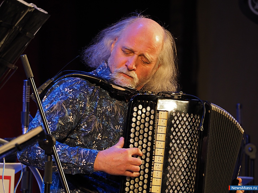 � ������ �������� ��������� ������� ����� ������ � ���������. � ������ ������ ��������� ������������ ����� � ������ ��������