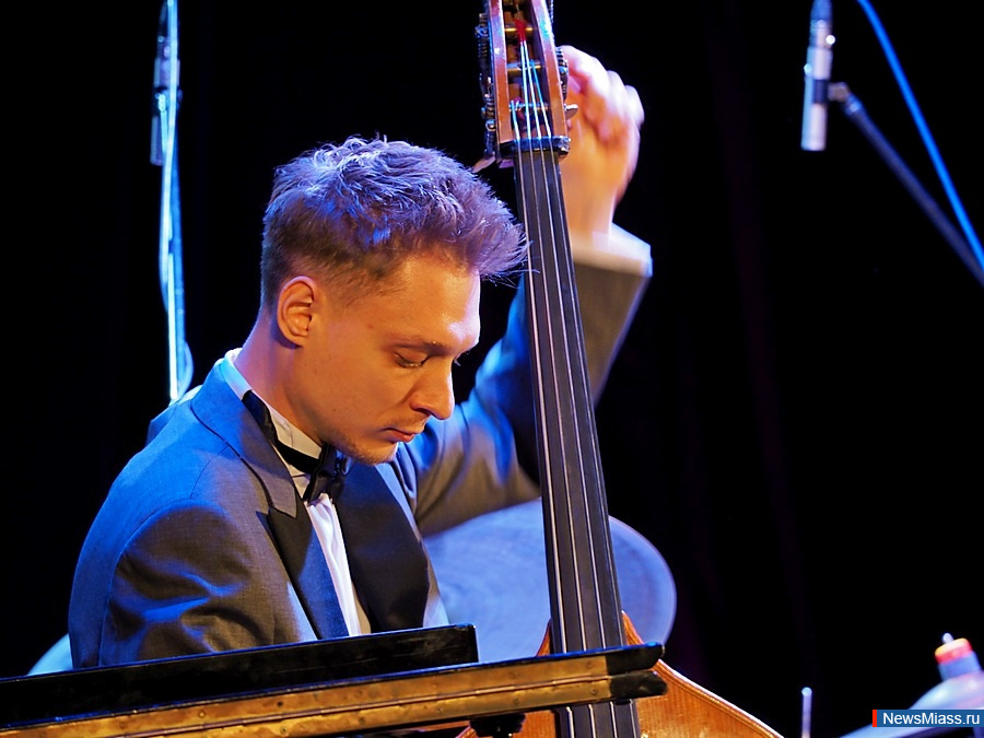 � ������ �������� ��������� ������� ����� ������ � ���������. � ������ ������ ��������� ������������ ����� � ������ ��������