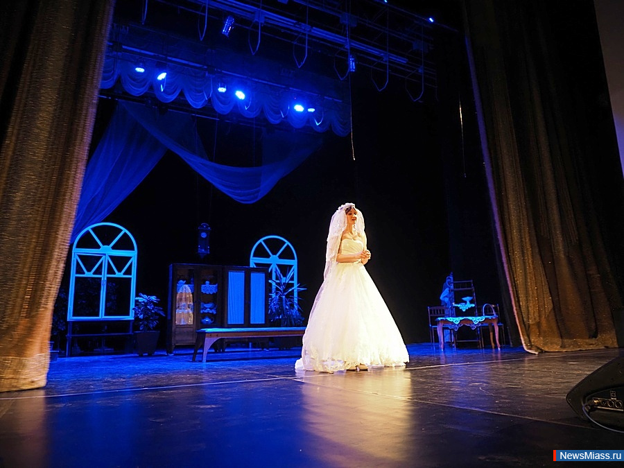 Театр-студия "Нарния" радует жителей Миасса премьерой. Новый спектакль "Женитьба" впечатляет роскошными костюмами и прекрасной музыкой