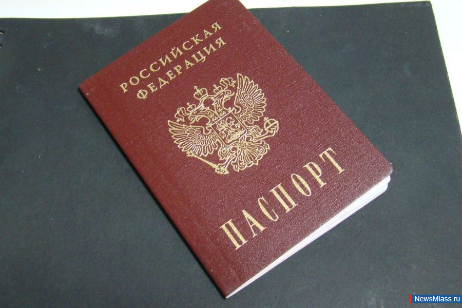 В России появились "цифровые паспорта". Президент своим указом приравнял электронную версию документов из мобильного приложения "Госуслуги" к бумажному оригиналу