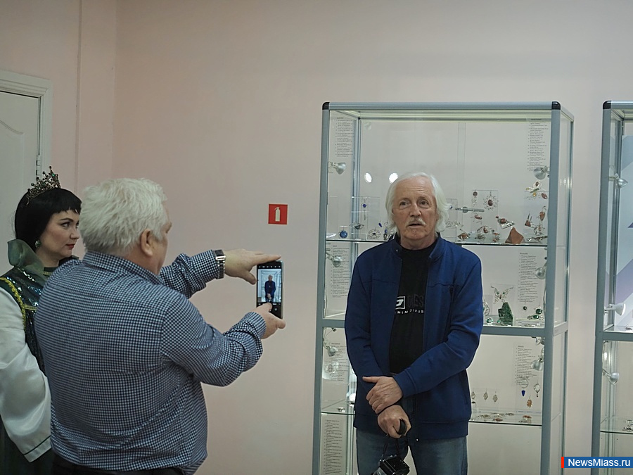 " -"    .            4