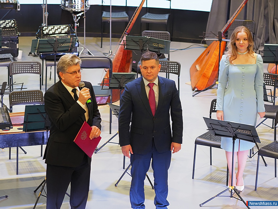 ����� ��������� ������� 100-������ ������ �������. ������������, �����������, ����������� �����, ������� - ����� ����� ������� ��������� � ������������� ���������� ��������