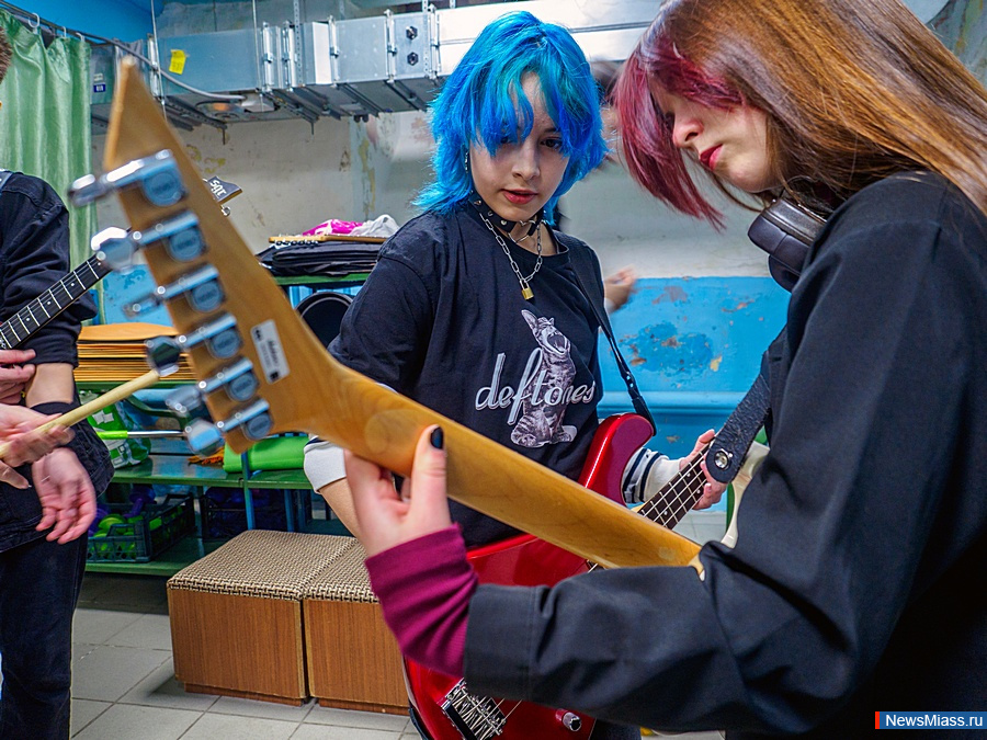   " -  !"   .       19      , ,    