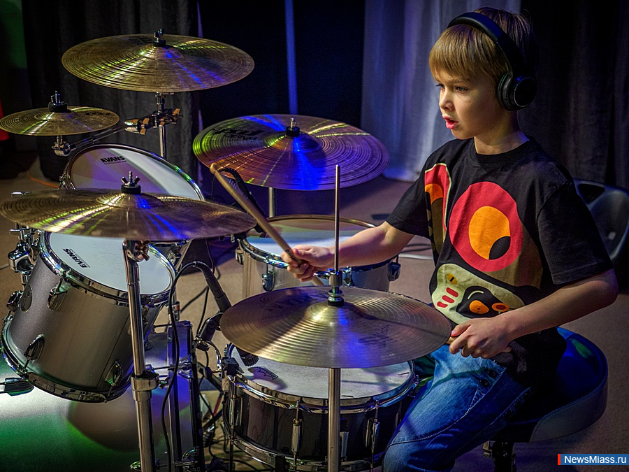   " -  !"   .       19      , ,    