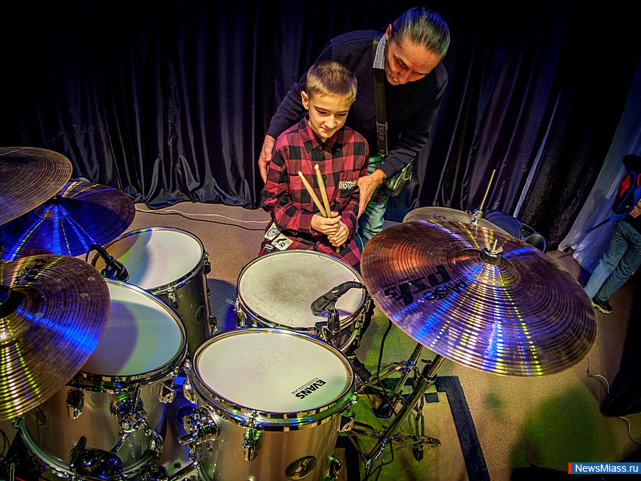   " -  !"   .       19      , ,    