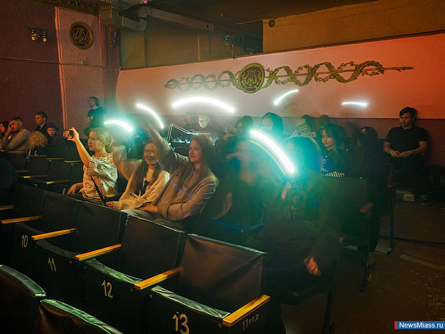   " -  !"   .       19      , ,    